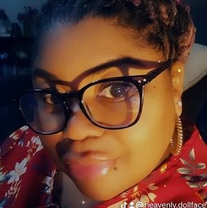 Meet your Posher, Lora